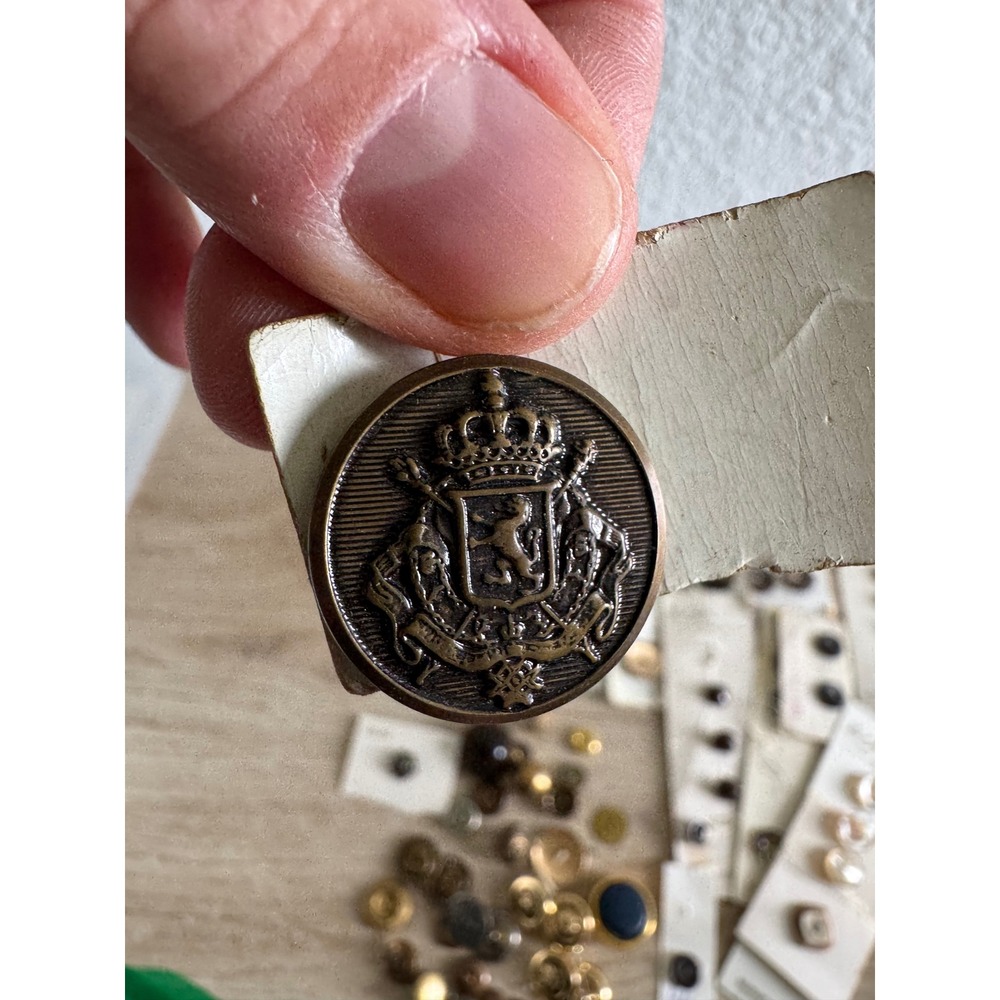 Vintage Button Lot - Le Chic, La Petite, La Vogue - Mixed Metal & Plastic - 100+ - Picture 6 of 7